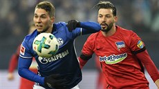 Marko Pjaca ze Schalke 04 a záloník Herty Berlín Marvin Plattenhard v souboji...