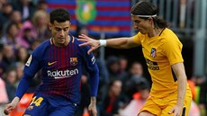 Philippe Coutinho z Barcelony a Filipe Luis z Atlétika Madrid bhem lágru 27....