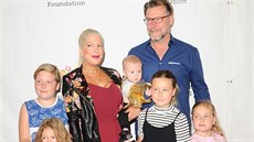 Tori Spellingová, Dean McDermott a jejich děti Liam, Finn, Beau, Stella a...