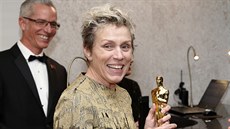 Frances McDormandová se svým Oscarem na veírku Governors Ball (Los Angeles, 4....