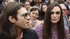 Keira Knightley a její manel James Righton na pehlídce Chanel (Paí, 6....