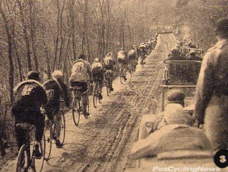 Cyklisté na nezpevnných silnicích prvního roníku závodu Milán - San Remo v...