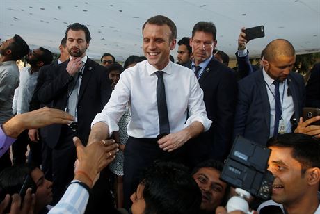 Francouzský prezident Emmanuel Macron pi setkání se studenty v Dillí...