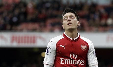 Mesut Özil protáí oi, protoe netrefil bránu Watfordu