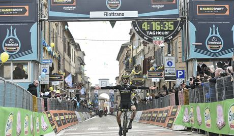 Adam Yates dojel v závrené páté etap Tirrena-Adriatica na prvním míst,...