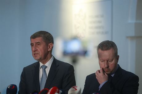 Premiér v demisi Andrej Babi (vlevo) a vicepremiér Richard Brabec