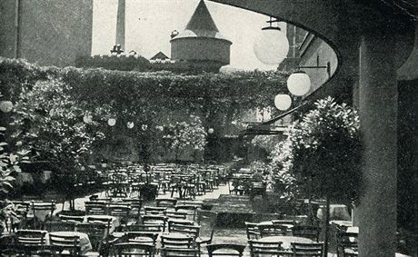 Snímek dokazující existenci hradu. Byl souástí hotelu, z jeho zahrady je na...