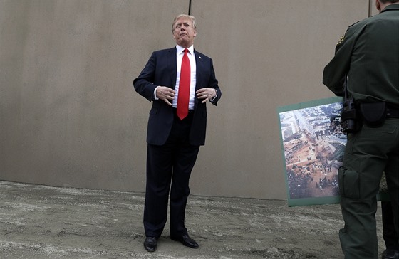 Americký prezident Donald Trump si v úterý prohlédl vzorky nové zdi na hranici...