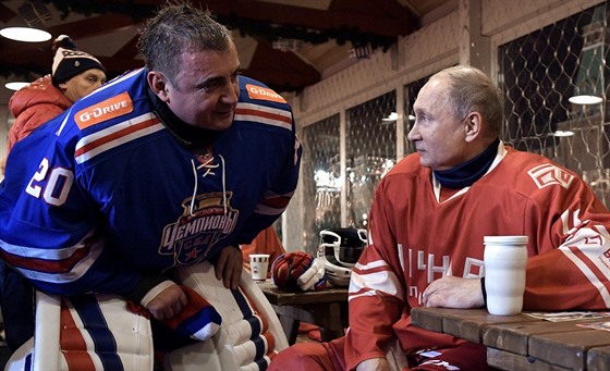 Na hokeji. Ruský prezident Vladimir Putin hovoří s gubernátorem Tulské oblasti...