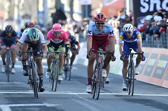 Marcel Kittel vítzí v 6. etap závodu Tirreno - Adriatico, zcela vlevo...