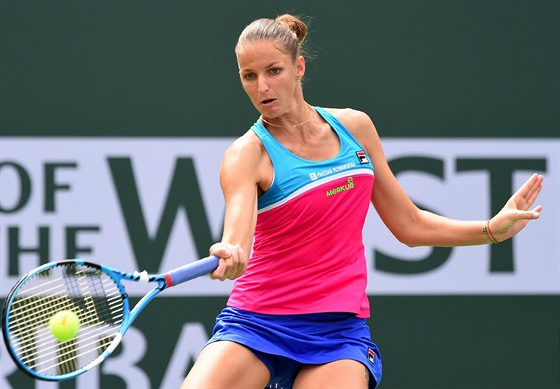 Karolína Plíková se soustedí na úder v osmifinále turnaje v Indian Wells.