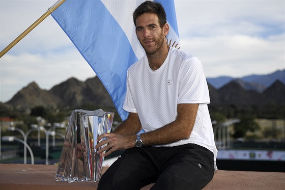 VÍTZ. Juan Martín del Potro s trofejí pro ampiona turnaje v Indian Wells.