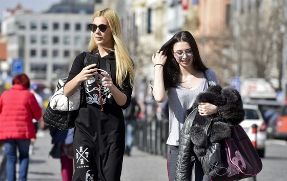 Teplotní rekordy v �esku letos padly také 11. b�ezna. Na snímku z toho dne se dívky procházejí po Václavském nám�stí. (ilustra�ní snímek)