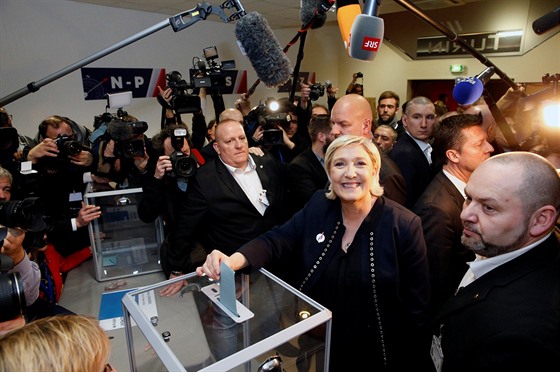 Pedsedkyn Národní fronty Marine Le Penová vhazuje do urny svj hlasovací...