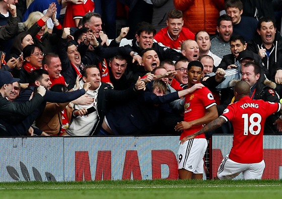 Marcus Rashford (Manchester United) slaví s fanouky branku do sít Liverpoolu.