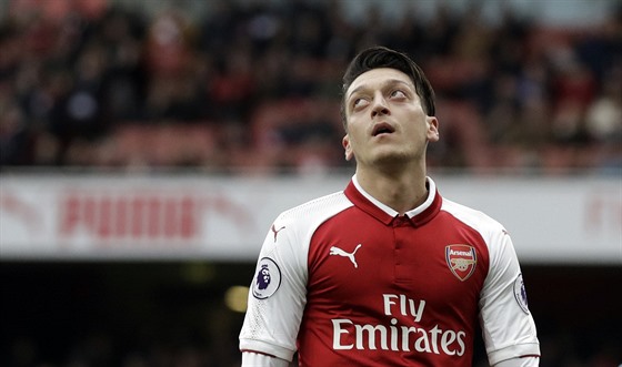 Mesut Özil protáčí oči, protože netrefil bránu Watfordu