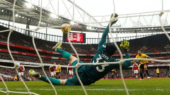 Petr Čech chytil první penaltu v Arsenalu. I díky tomuto zákroku udržel 200....