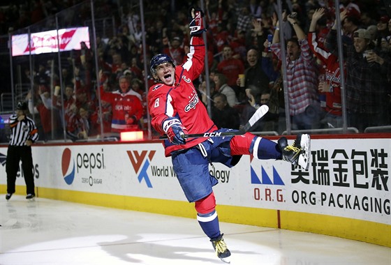 Kapitán Washingtonu Alexandr Ovekin slaví svj 600. gól v NHL.