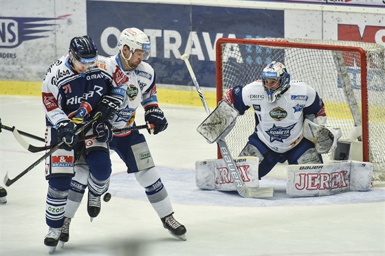 Vítkovický Luká� Kucsera (vlevo) brání Ond�eje N�mce z Komety p�ed brankou...