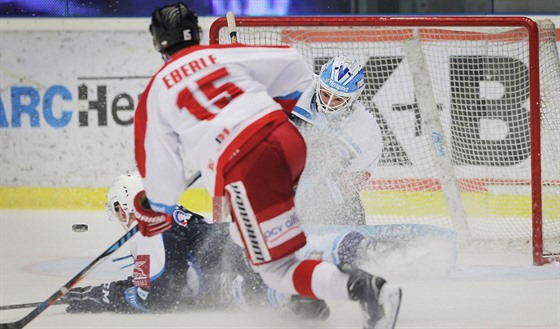 Jan Eberle z Olomouce v anci ped plzeským gólmanem Miroslavem Svobodou.