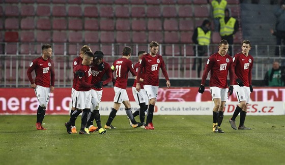 Fotbalisté Sparty se radují z branky v prvoligovém derby proti Slavii.