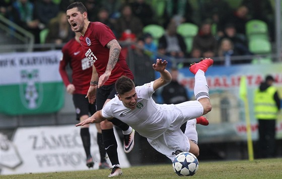 Sparanský záloník Nicolae Stanciu (vlevo) v souboji s karvinským Ondejem...