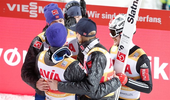 Nortí skokané na lyích oslavují vítzství v závod drustev na SP v Oslu.