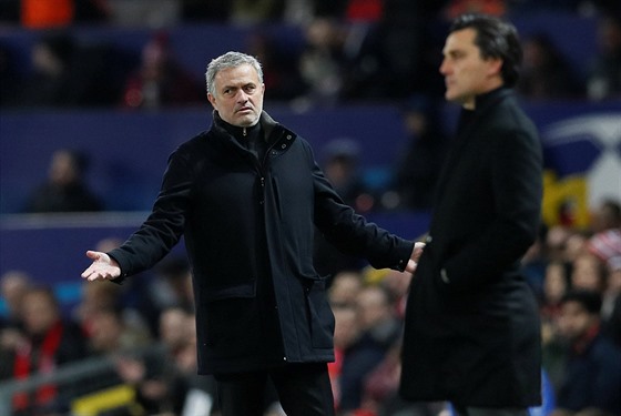CO TO JE? Trenér José Mourinho sleduje nepovedený závěr fotbalistů Manchesteru...