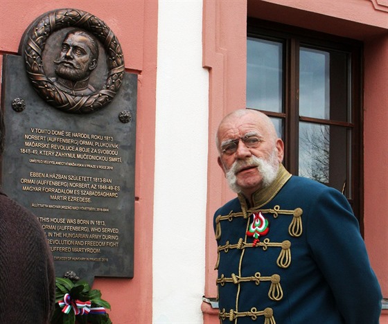 Pi odhalování pamtní desky maarského hrdiny Norberta Ormaiho se v jeho...