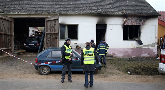 Dům v Oleksovicích na Znojemsku, ve kterém v pondělí ráno při požáru zemřely...