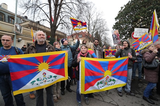 Shromáždění na podporu lidských práv v Tibetu před čínskou ambasádou v Praze