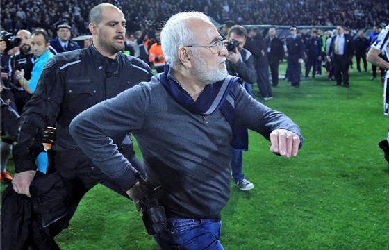 Ivan Savvidis, majitel PAOK Solu, vtrhnul na hit a chystá se napadnout...