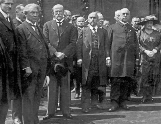 Na snímku z 1. července 1922 stojí Alois Rašín po levici T .G. Masaryka. Sešli...