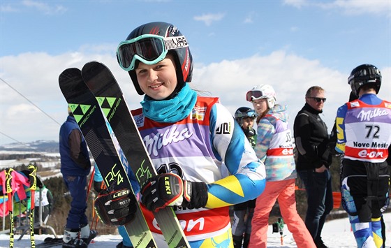 Dvanáctiletá naděje českého lyžování Dana Harvey. Vedle skikrosu zvládá rovněž...