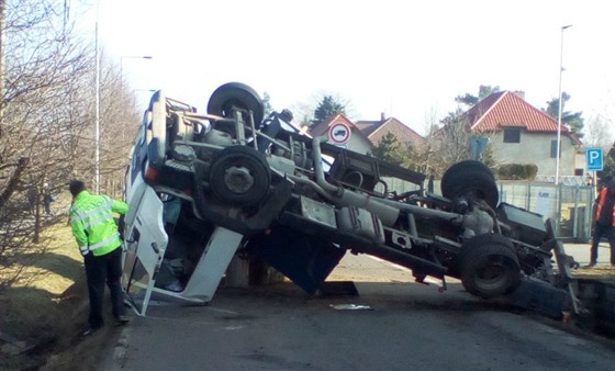 Pi dopravní nehod se pevrátilo na stechu nákladní auto. Nehoda se obela...