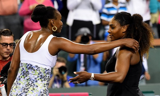 Venus a Serena (vpravo) Williamsovy na turnaji v Indian Wells.