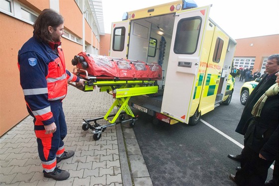 Krajská záchranka ve Zlíně převzala třináct nových sanitních vozů, mezi nimi...