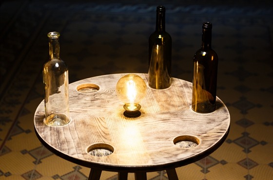 Stolek pro vinaře (či pivaře) s osvětlením. Autorka Vendula Brendlová, vítězka...