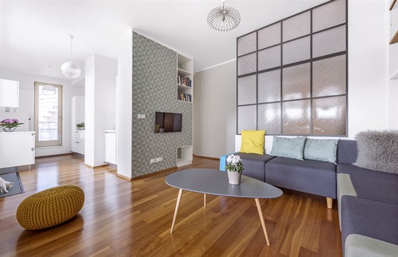 Kuchyň s obývacím pokojem propojuje jednolitý dřevěný dekor podlahy. Prostor...