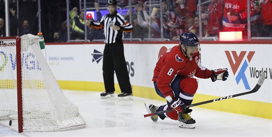 Alexander Ovečkin z Washinhtonu se raduje ze svého 600. gólu v NHL.