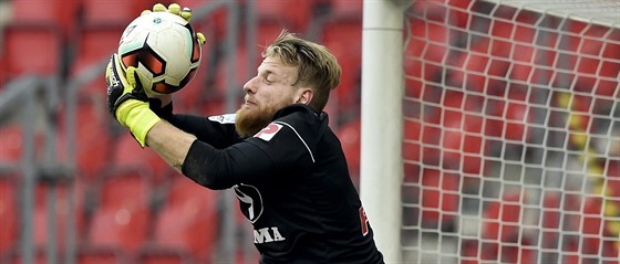 Olomoucký branká Michal Reichl v zápase se Slavií.