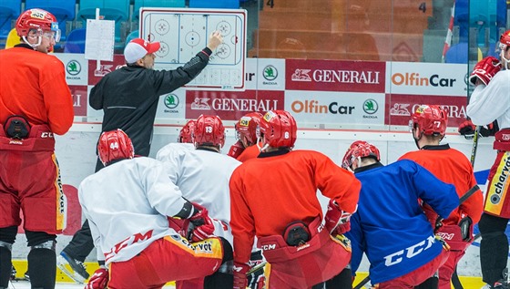 Nyní hlavní trenér hokejového Hradce Tomáš Martinec. Před rokem v roli asistenta vysvětloval taktické pokyny.
