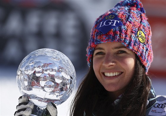 Lichtenštejnská lyžařka Tina Weiratherová s malým globem za celkové prvenství v...