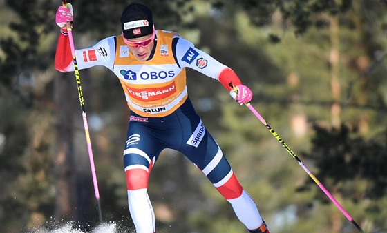 Norský běžec na lyžích Johannes Hösflot Klaebo. na trati sprintu ve Falunu.