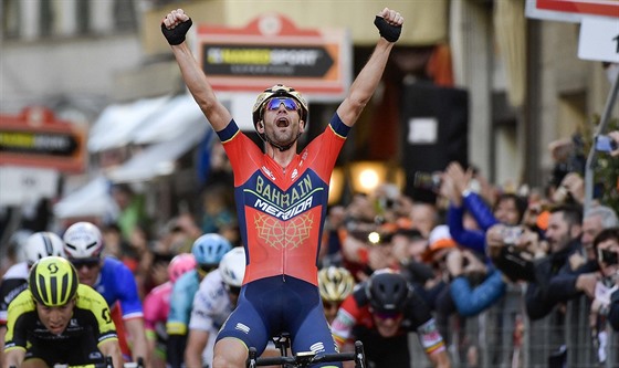 Vincenzo Nibali projídí vítzn cílem závodu Milán - San Remo.