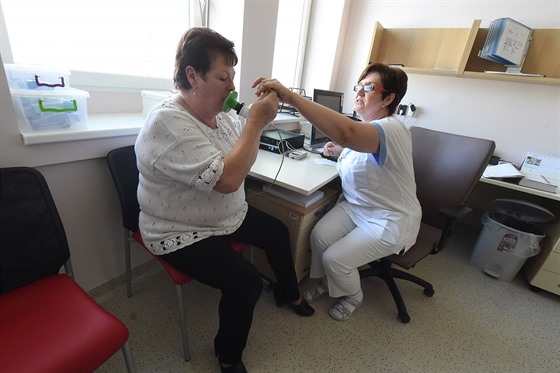 Zdravotní sestra Kateina Ivanová (vpravo) provádí spirometrické vyetení...