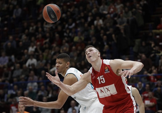 Kaleb Tarczewski (vpravo) z Olimpie Milán a Edy Tavares z Realu Madrid bojují o...