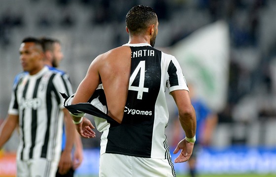 Medhi Benatia z Juventusu piel bhem zápasu s Atalantou o ást dresu.