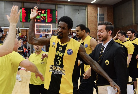 Manny Harris (3) oslavuje se spoluhrái z AEK Atény postup pes Nymburk.