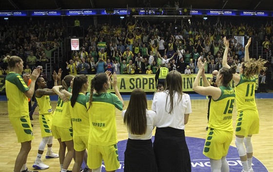 Basketbalistky opron slaví postup na euroligové Final Four.